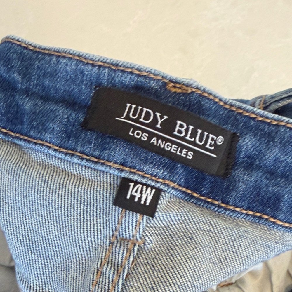 Judy Blue Woman’s Boyfriend Jeans - Picture 3 of 12